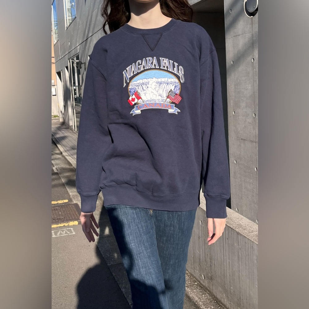 Brandy Melville Niagara Falls Canada Oversized Crewneck